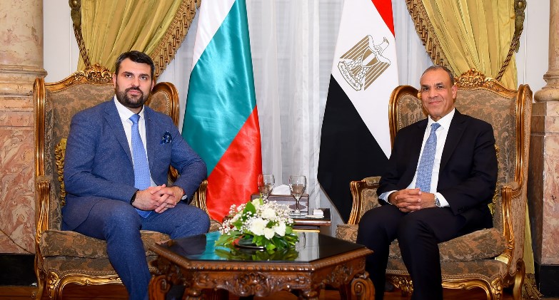وزير الخارجية والهجرة يستقبل نظيره البلغاري 
