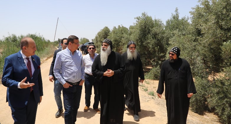 وزير الزراعة يتفقد المزارع والمشروعات الإنتاجية بدير مارمينا بالإسكندرية