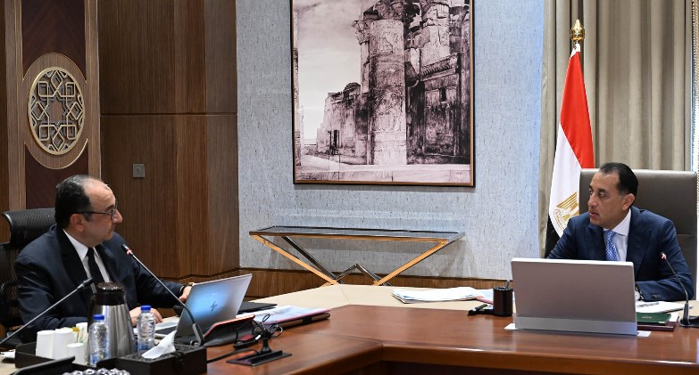 رئيس الوزراء يتابع مع وزير قطاع الأعمال العام عددًا من ملفات العمل