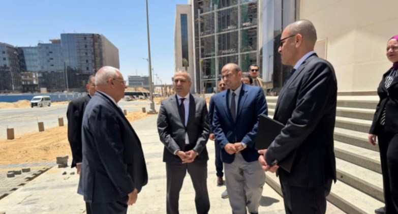 رئيس البنك الزراعي يتفقد الأعمال النهائية بمقر البنك بالعاصمة الإدارية