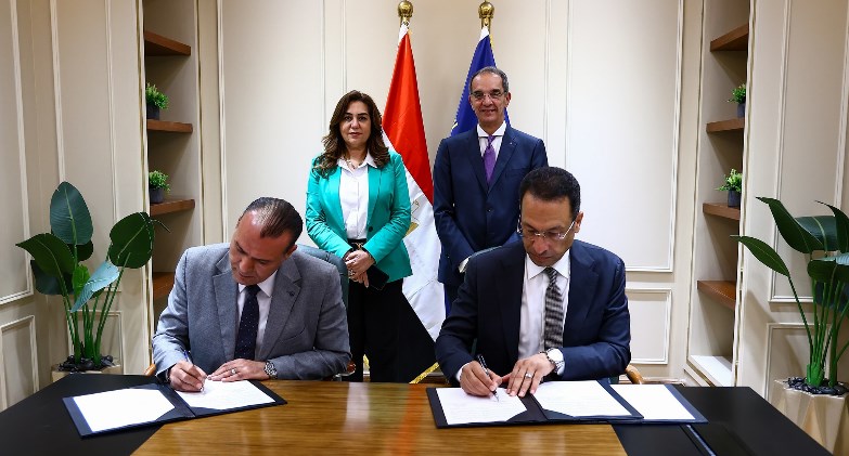 وزيرا الاتصالات والتنمية المحلية يشهدان توقيع اتفاق لتوفير الأجهزة التكنولوجية لتشغيل مجمعات الخدمات الحكومية بقرى "حياة كريمة "