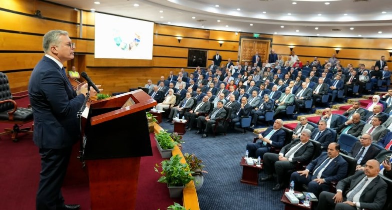 وزير البترول يستمع لأفكار القيادات والكوادر التنفيذية لجذب الاستثمار 