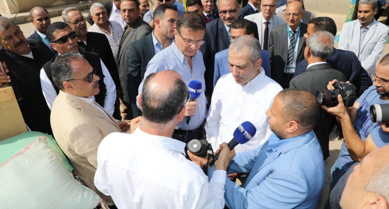 وزير الزراعة ومحافظ الشرقية ورئيس البنك الزراعي يتابعون أعمال تسليم القمح في شون البنك بالشرقية