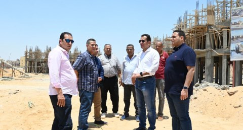 وزير الإسكان يتابع مشروعات المرافق و ديارنا السكني بالعاشر من رمضان