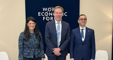 الدكتورة رانيا المشاط تبحث مع رئيس المنتدى الاقتصادي العالمي (WEF) تأثير التطورات العالمية والإقليمية 