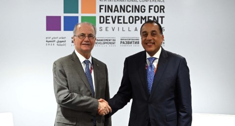 رئيس مجلس الوزراء يلتقي رئيس الوزراء الفلسطيني في مؤتمر تمويل التنمية