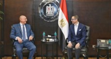 وزير الاستثمار يلتقي مسؤولي شركة آبل العالمية