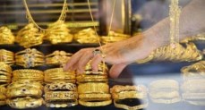 الذهب يتراجع 20 جنيها على خلفية انخفاض سعر الدولار بالبنوك المحلية 