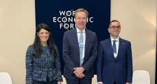 الدكتورة رانيا المشاط تبحث مع رئيس المنتدى الاقتصادي العالمي (WEF) تأثير التطورات العالمية والإقليمية 