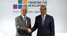 رئيس مجلس الوزراء يلتقي رئيس الوزراء الفلسطيني في مؤتمر تمويل التنمية