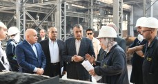 وزير الإنتاج الحربي يتابع سير العملية الإنتاجية بشركة حلوان للمسبوكات
