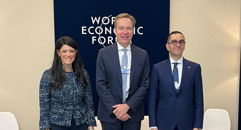 الدكتورة رانيا المشاط تبحث مع رئيس المنتدى الاقتصادي العالمي (WEF) تأثير التطورات العالمية والإقليمية 