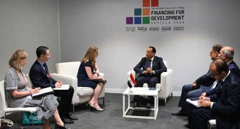 رئيس الوزراء يلتقي مديرة المنظمة الدولية للهجرة يمؤتمر تمويل التنمية