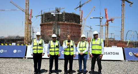 الدكتور مصطفى مدبولي، رئيس مجلس الوزراء، يدلي بتصريحات تليفزيونية عقب تفقده موقع إنشاء المحطة النووية بالضبعة