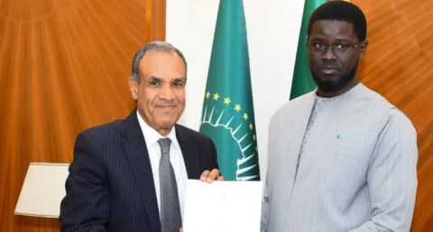 وزير الخارجية يسلم رسالة خطية من  الرئيس إلى رئيس جمهورية السنغال
