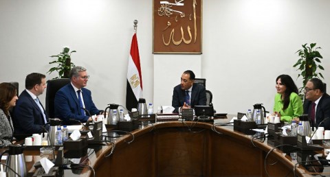 رئيس الوزراء يلتقي رئيس شركة "شل العالمية لأنشطة الغاز المتكاملة"