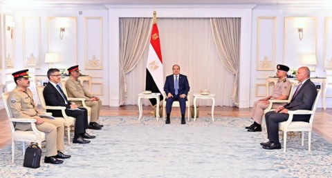 السيسي يبحث سبل تعزيز التعاون المشترك مع باكستان بالمجالات العسكرية والأمنية  