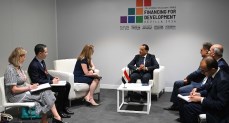 رئيس الوزراء يلتقي مديرة المنظمة الدولية للهجرة يمؤتمر تمويل التنمية