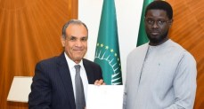 وزير الخارجية يسلم رسالة خطية من  الرئيس إلى رئيس جمهورية السنغال