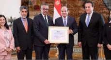 الرئيس السيسى يتسلم شهادة خلو مصر من فيروس سى