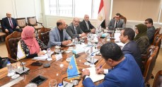 وزير الإسكان يتابع مشروع المماشى السياحية بمدينة الشيخ زايد     