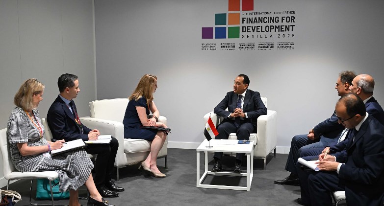 رئيس الوزراء يلتقي مديرة المنظمة الدولية للهجرة يمؤتمر تمويل التنمية
