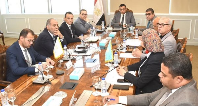 وزير الإسكان يتابع المشروعات التنموية الجاري تنفيذها بمدينة السويس الجديدة 