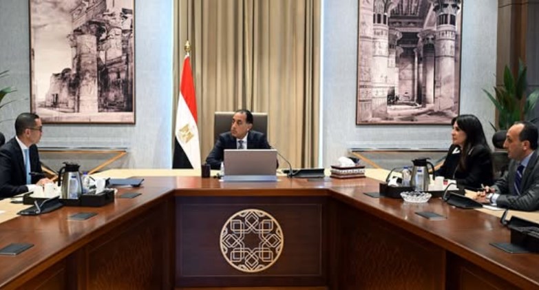 رئيس الوزراء مع وزير الاستثمار 