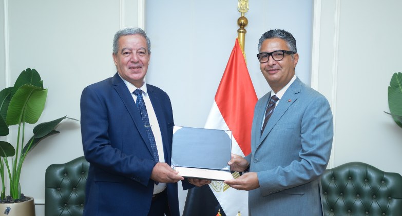 وزير التموين:  قبول استقالةمستشار الوزير لشؤون الذهب.. وتكريم آخرين