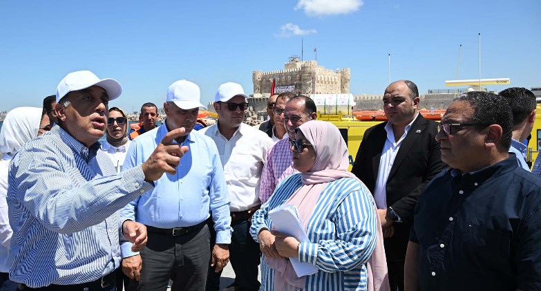 رئيس الوزراء يتفقد أعمال مشروع تنفيذ الحواجز البحرية لحماية الشواطئ