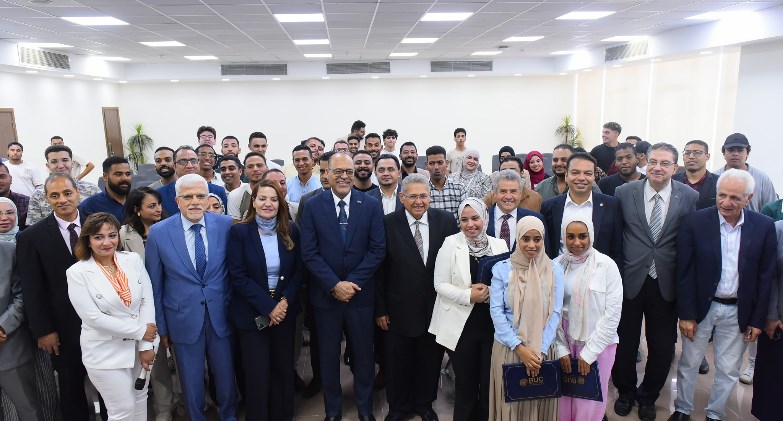 وزير العمل يُسلم شهادات إجتياز دورة تدريبية على مهنة المَسّاح العام