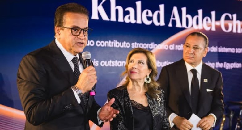 تكريم وزير الصحة والسكان بجائزة القيادة