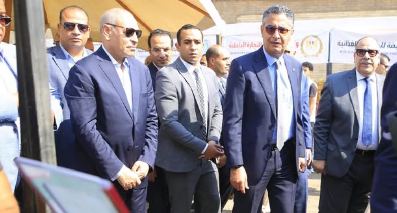 وزير التموين ومحافظ القاهرة يفتتحان سوق اليوم الواحد بمنطقة الجمالية