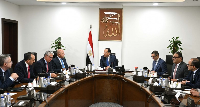 رئيس الوزراء يتابع الإجراءات التنفيذية لتوطين صناعة السيارات الكهربائية