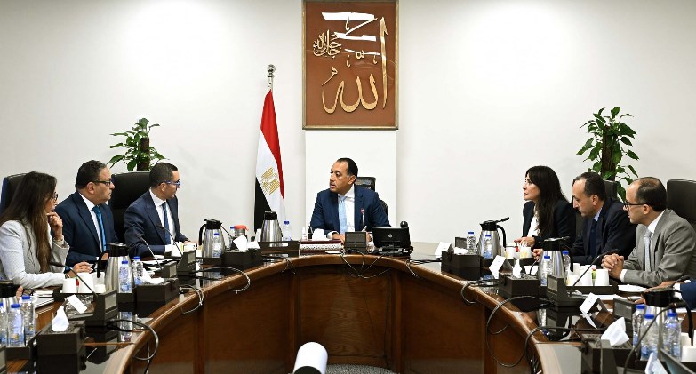 رئيس الوزراء يتابع مع وزير الاستثمار جهود تطوير منظومة الإفراج الجمركي