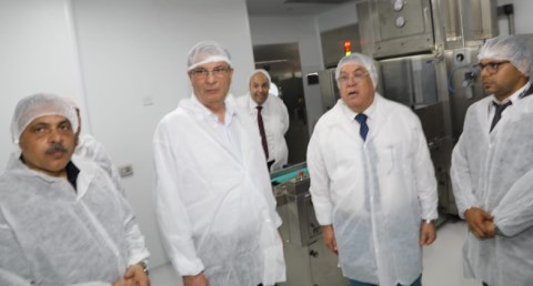 وزير الزراعة ومحافظ الشرقية يتفقدان مصنع لإنتاج اللقاحات البيطرية