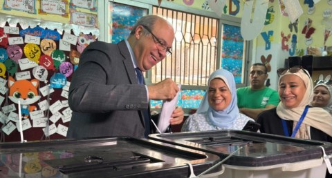 وزير الطيران المدني يُدلي بصوته في انتخابات مجلس الشيوخ بمقر لجنته الانتخابية