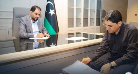 رئيس مجلس الوزراء الدكتور أسامة حماد بوزير العمل والتأهيل الدكتور عبدالله الشارف أرحومة