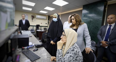 وزيرة التنمية المحلية تقوم بجولة مفاجئة على حي الموسكي بالقاهرة 