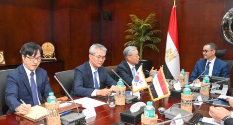 الخطيب يبحث فرص زيادة الاستثمارات الكورية في السوق المصري     