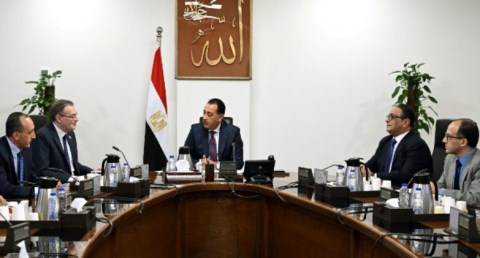 رئيس الوزراء يبحث مع التنظيم والإدارة جهود تطوير العمل وخطط الإصلاح