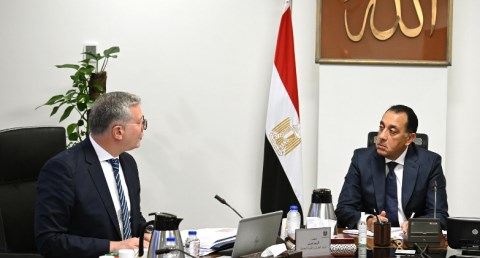 رئيس الوزراء يُتابع مع وزير البترول والثروة المعدنية ملفات العمل