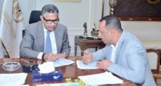 وزير التموين يبحث طلبات المواطنين ا