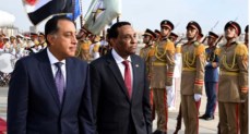 رئيس الوزراء يستقبل نظيره السوداني بمطار القاهرة