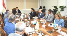 وزير الإسكان يعقد اجتماعا مع الشركات المنفذة لمشروع حدائق تلال الفسطاط