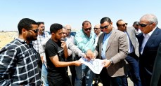 وزير الإسكان يتفقد مشروعات تنفيذ شبكات المرافق بمنطقة جنيفة بمدينة الشروق