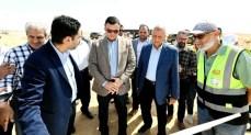  وزير الإسكان يتفقد المركز التكنولوجي لخدمة المواطنين بالعبور الجديدة 