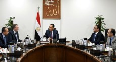 رئيس الوزراء يبحث مع التنظيم والإدارة جهود تطوير العمل وخطط الإصلاح