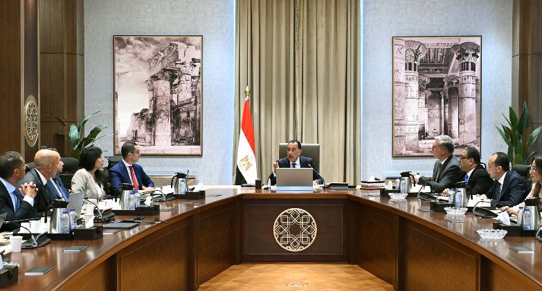 رئيس الوزراء يستعرض مشروعًا لاستغلال مواقع خام الرمال الكاولينية