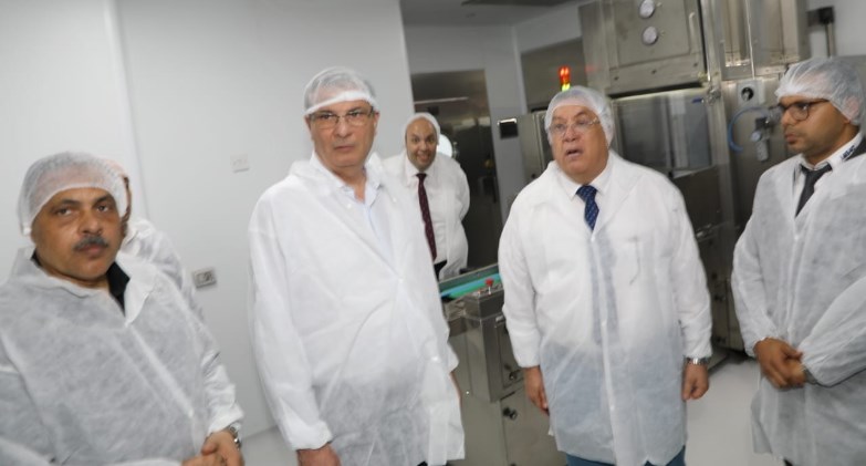  وزير الزراعة ومحافظ الشرقية يتفقدان مصنع لإنتاج اللقاحات البيطرية